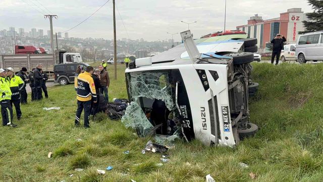 İstanbul’dan yarışmadan dönen öğrencileri taşıyan midibüs şarampole devrildi: 9’u öğrenci 15 yaralı