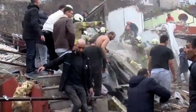 İstanbul Fatih’te bina çöktü! Ekipler bölgeye sevk ediliyor