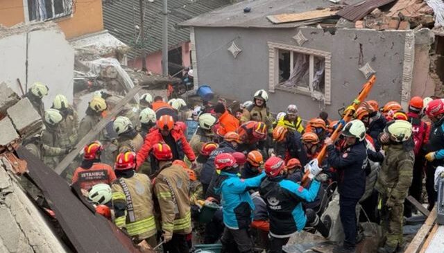 İstanbul Valiliği: Fatih’te göçük altında kalan 11 vatandaşımızdan biri hayatını kaybetti