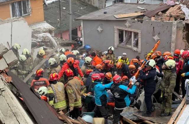 İstanbul Valiliği: Fatih’te göçük altında kalan 11 vatandaşımızdan biri hayatını kaybetti
