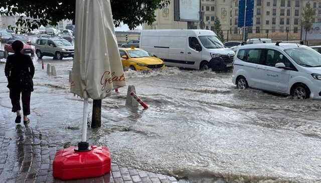 İstanbul’da yağmur durmayacak! AKOM’dan yeni uyarı: Zorunlu olmadıkça çıkmayın