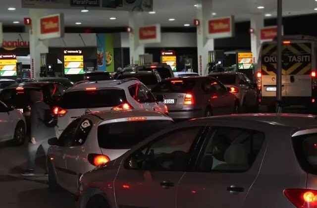 İstasyonlarda kuyruğa girenlere kötü haber: Motorin zammı iptal edildi