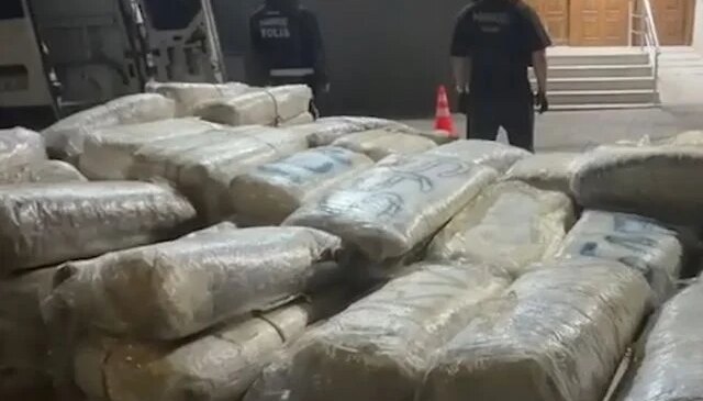 İzmir’de 1 tonu aşkın uyuşturucu ele geçirildi