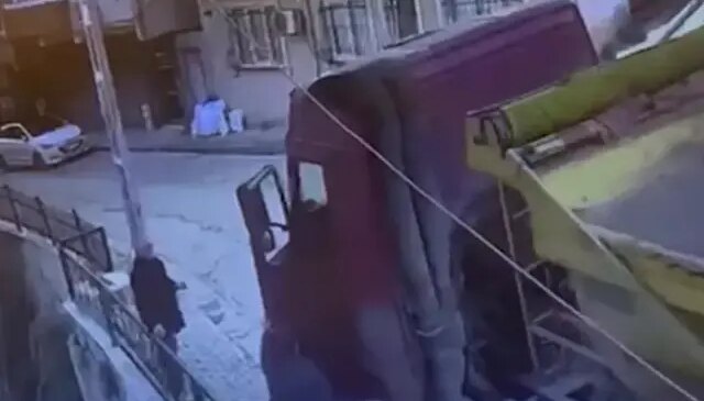 Kağıthane’de aydınlatma direğine çarpan kamyonun sürücüsü yaşamını yitirdi