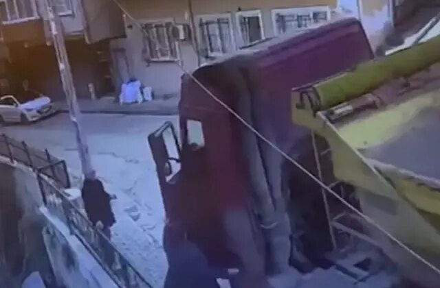 Kağıthane’de aydınlatma direğine çarpan kamyonun sürücüsü yaşamını yitirdi