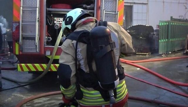 Fabrikadaki yangına müdahale eden itfaiye eri darbedildi