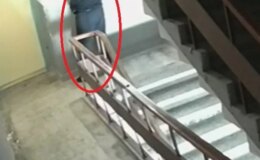 Kayseri’de kurye, sipariş getirdiği binaya idrarını yaptı