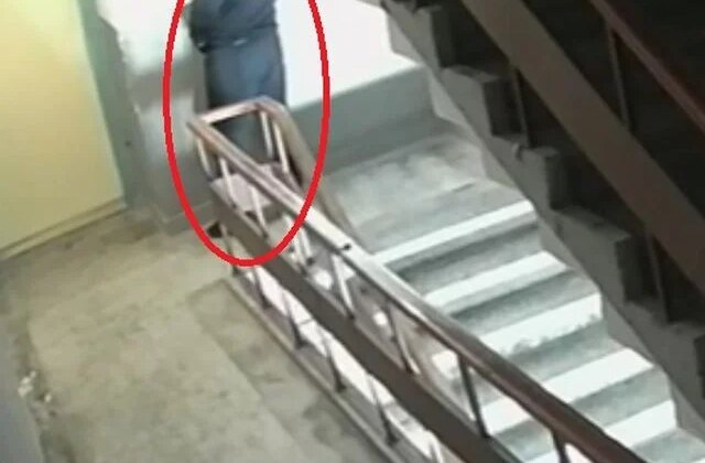 Kayseri’de kurye, sipariş getirdiği binaya idrarını yaptı