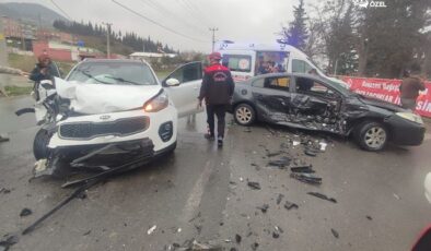 Kaza değil resmen can pazarı! 4 kişi araçta sıkıştı