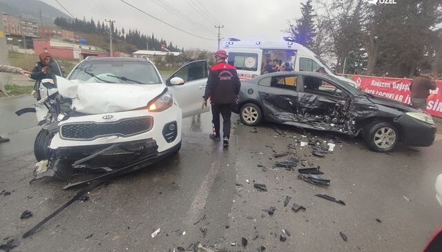 Kaza değil resmen can pazarı! 4 kişi araçta sıkıştı