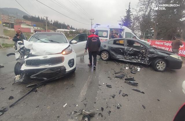 Kaza değil resmen can pazarı! 4 kişi araçta sıkıştı