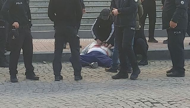 Kendisine istismarda bulunduğunu iddia ettiği şahsı adliye önünde kalbinden bıçakladı