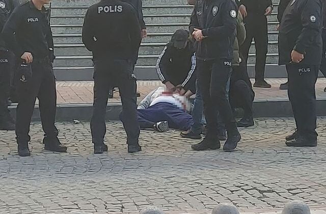 Kendisine istismarda bulunduğunu iddia ettiği şahsı adliye önünde kalbinden bıçakladı