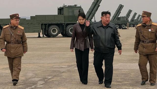 Kim ve halefinden ABD’ye tarihi mesaj! Testi birlikte izlediler