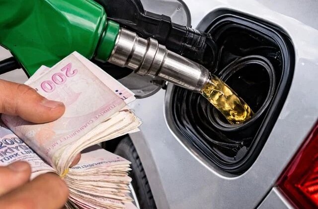 Kimse beklemiyordu! Akaryakıta çifte indirim geldi, tamamı pompaya yansımadı