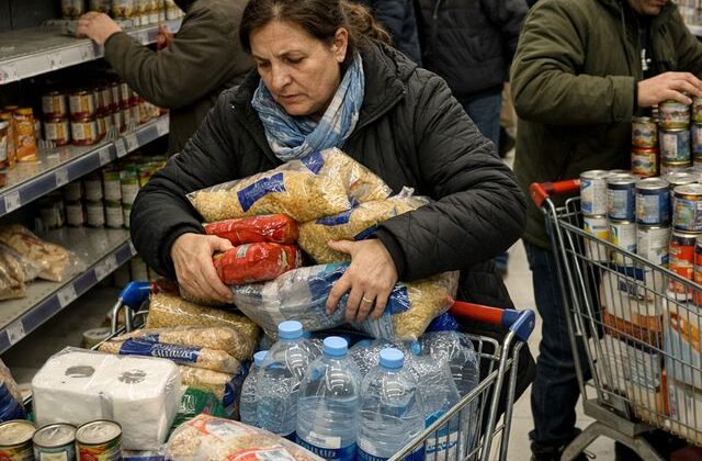 Komşuda savaş korkusu: Halk, ürün stoklamaya başladı