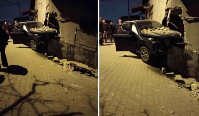 Kontrolden çıkan otomobil, yıktığı istinat duvarında asılı kaldı