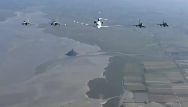 Korku büyüyor! Macron konuşma yapmaya 4 savaş uçağıyla gitti