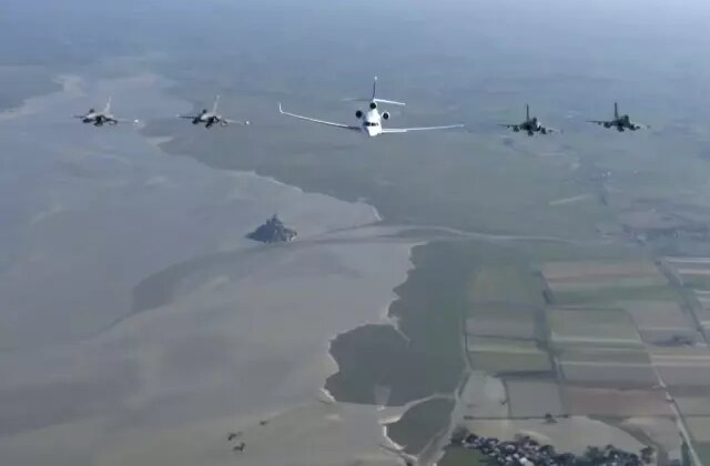 Korku büyüyor! Macron konuşma yapmaya 4 savaş uçağıyla gitti