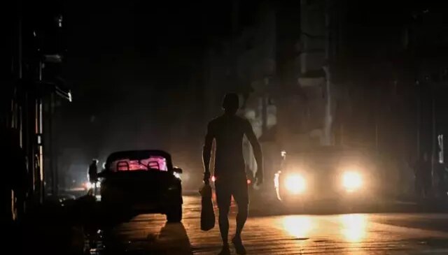 Küba karanlığa gömüldü, milyonlarca kişi karanlıkta kaldı