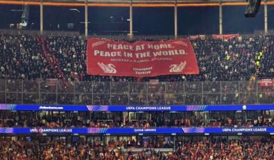 Liverpool taraftarlarından maça damga vuran Atatürk pankartı