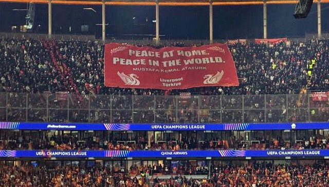 Liverpool taraftarlarından maça damga vuran Atatürk pankartı