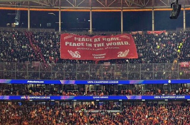 Liverpool taraftarlarından maça damga vuran Atatürk pankartı