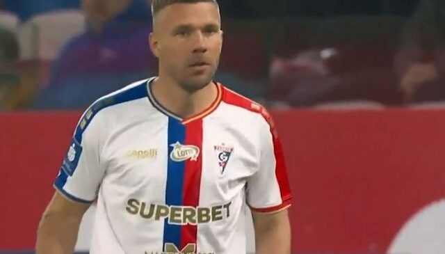 Maça girdi, 2 dakikada rakibini yumruklayıp çıktı