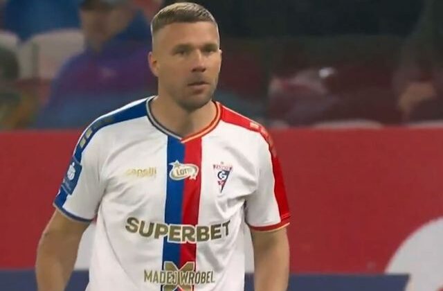 Maça girdi, 2 dakikada rakibini yumruklayıp çıktı