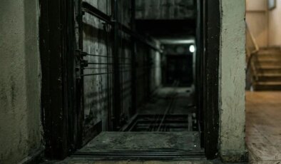 Mardin’de asansör boşluğuna düşen çocuk yaralandı