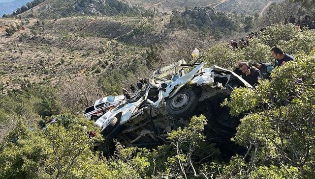 Mersin’de işçi servisi, uçurumdan yuvarlandı; 3 ölü, 11 yaralı