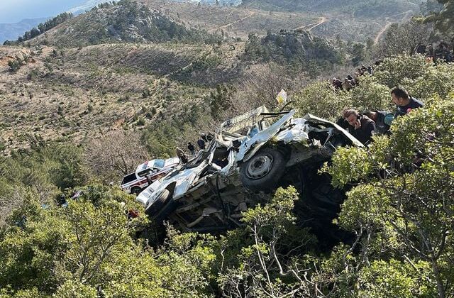Mersin’de işçi servisi, uçurumdan yuvarlandı; 3 ölü, 11 yaralı