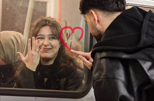 Metroda “Nişanlıyım” yanıtını aldığı kızla bir yıl sonra yeniden buluştu