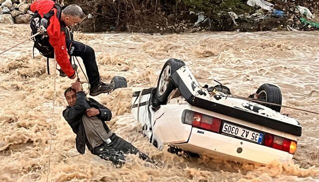 Su basan yoldan geçmeye çalışan araçta can pazarı: 1 ölü, 1 yaralı