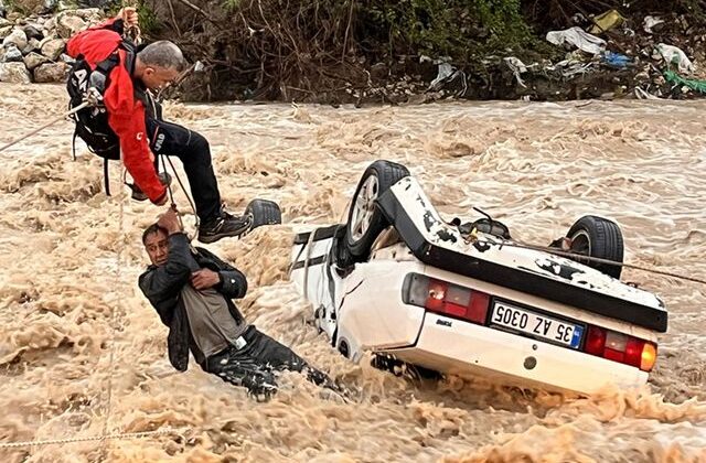 Su basan yoldan geçmeye çalışan araçta can pazarı: 1 ölü, 1 yaralı