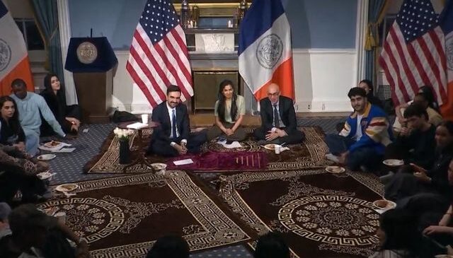 Tarihi an! New York Belediye Başkanı Mamdani, belediye konutunda iftar verdi