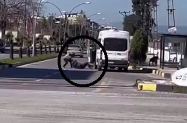 Öfkeden gözü dönen görevli, minibüsçüyü yere yatırıp dövdü