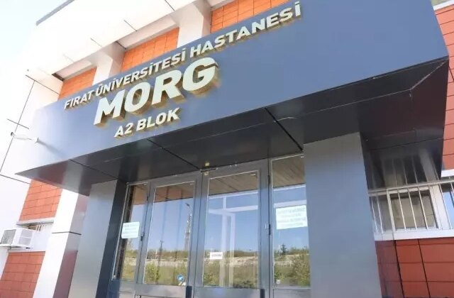 Oğlunu bıçaklayan adamı, av tüfeğiyle vurarak öldürdü