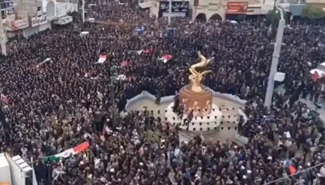 Okul saldırısında ölen 168 kız çocuğunun cenaze töreninde mahşeri kalabalık