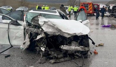 Otomobil, hafif ticari araca çarptı: Baba ve oğlu öldü, 4 yaralı