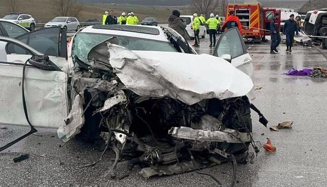 Otomobil, hafif ticari araca çarptı: Baba ve oğlu öldü, 4 yaralı