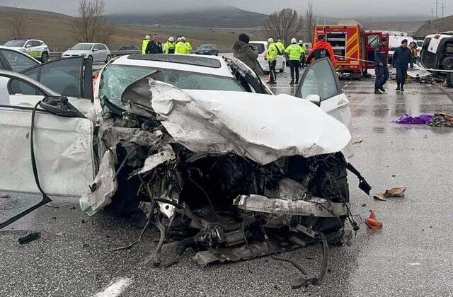 Otomobil, hafif ticari araca çarptı: Baba ve oğlu öldü, 4 yaralı