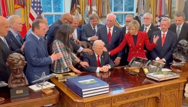 Evangelist papazlardan Trump’a toplu dua