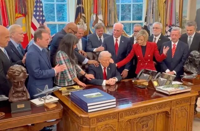 Evangelist papazlardan Trump’a toplu dua