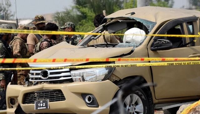 Pakistan’da polis aracının yakınında meydana gelen patlamada 7 polis öldü