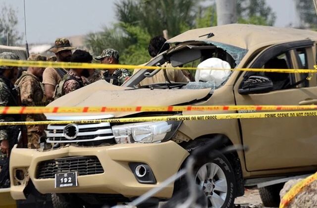 Pakistan’da polis aracının yakınında meydana gelen patlamada 7 polis öldü