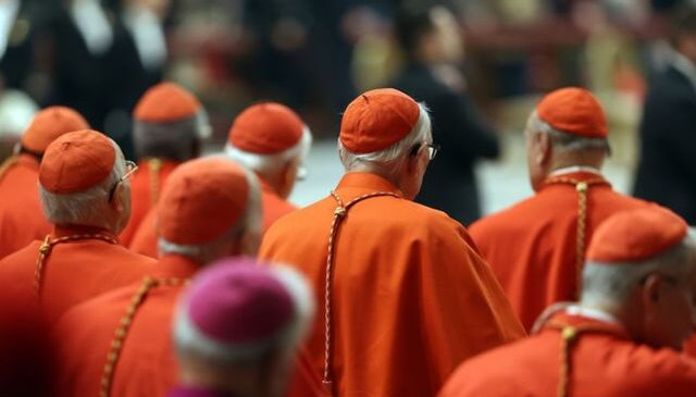 Papa, ABD’de gözaltına alınan piskoposu görevden aldı