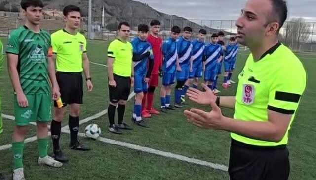 Sahada sağlık görevlisinin olmadığını gören hakemin yaptığı hareket takdir topladı