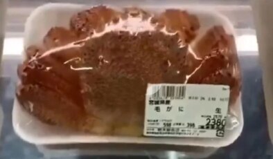 Satılmayı bekleyen yengecin kaçmaya çalıştığı anlar