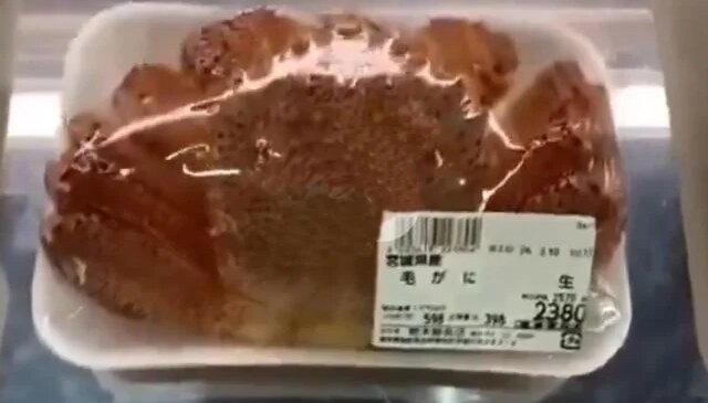 Satılmayı bekleyen yengecin kaçmaya çalıştığı anlar